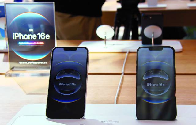 애플이 지난달 28일 출시한 아이폰 16e가 일본 도쿄의 애플스토어 ‘애플 오모테산도’에 전시돼 있다. UPI연합뉴스