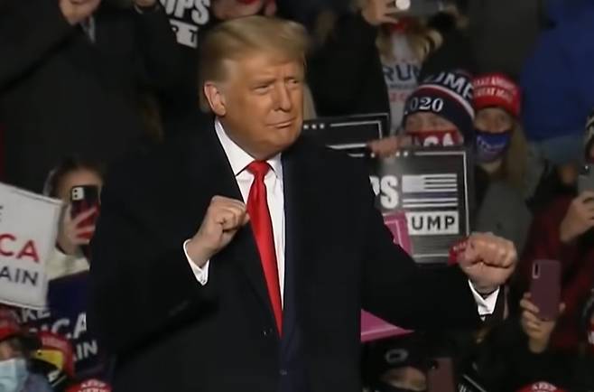 트럼프 대통령이 대선 후보 시절 유세에서 YMCA 노래에 맞춰 양손을 흔들고 있다. [사진출처 = NBC뉴스]