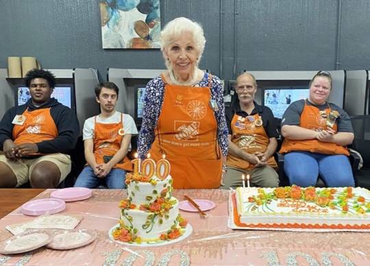 조클레타 윌슨(가운데) 씨와 동료 직원들이 지난해 10월 홈디포에서 100세 기념 파티를 열었다. 홈디포 제공