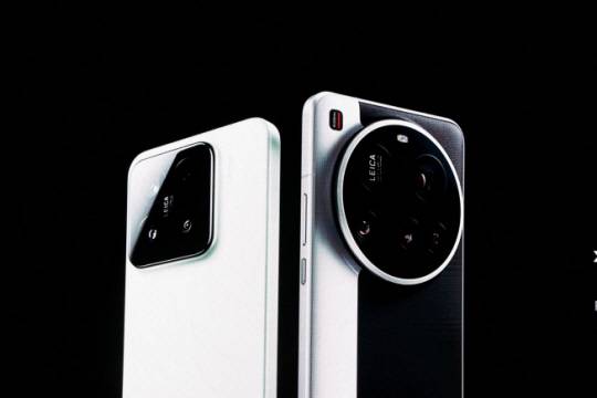 2일(현지시간) 스페인에서 열리는 정보통신 박람회 ‘MWC 2025’ 개막을 앞두고 샤오미가 공개한 스마트폰 ‘샤오미15’와 ‘샤오미15 울트라’ 이미지. 로이터연합뉴스