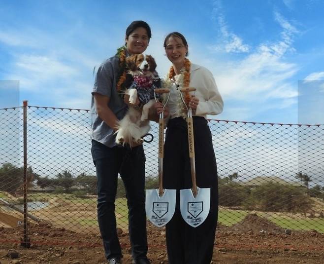 오타니 쇼헤이-다나카 마미코 부부가 하와이 별장 기공식에서 첫 흙을 뜰 삽을 들어보이고 있다.[출처=MLB PARK]
