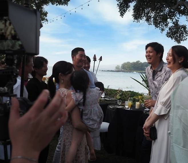 하와이에서 기뻐하는 오타니 부부 [출처=MLB PARK]