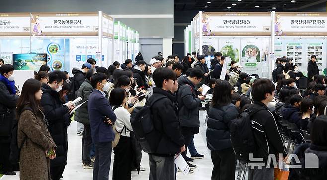 14일 서울 서초구 aT센터에서 열린 2025 공공기관 채용정보박람회에서 구직자 등 참가자들이 유형별 공개모의면접을 바라보고 있다. [뉴시스]