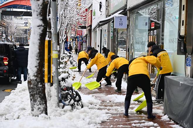 3일 제설작업에 나선 공무원들. 속초시 제공
