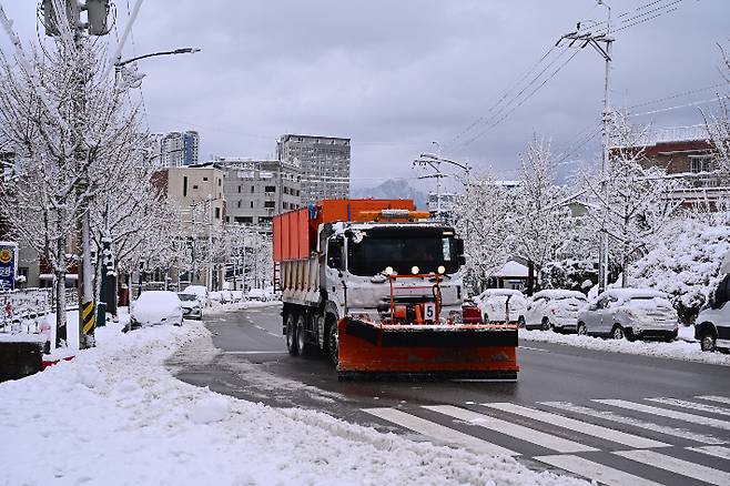3일 오전 눈을 치우고 있는 제설차량. 속초시 제공