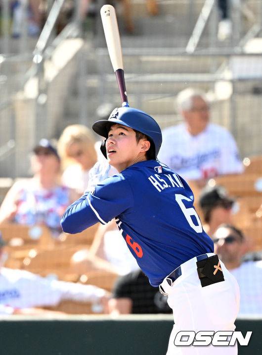 [OSEN=글렌데일(미국), 이대선 기자] '코리안 데이'였다.&nbsp;이정후(샌프란시스코 자이언츠)와 김혜성(LA 다저스)이 맞대결에서 나란히 맹활약했다. &nbsp;LA 다저스와 샌프란시스코 자이언츠는 2일(이하 한국시간) 미국 애리조나주 글렌데일의 캐멀백 랜치에서 2025 메이저리그 시범경기를 치렀다.&nbsp;이날 김혜성은 8번 유격수로,&nbsp;이정후는 3번 중견수로 각각 선발 출장했다. 이정후가 총알 2루타로 선제 타점을 올리자, 7푼 타율로 마음고생을 하던 김혜성은 시범경기 첫 홈런포를 터뜨렸다.5회말 1사에서 LA 다저스 김혜성이 좌월 솔로 홈런을 치고 있다. 2025.03.02 / sunday@osen.co.kr