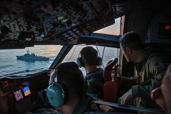 22일(현지시간) 아르헨티나 국방부는 해군이 외국 선박 감시 및 통제를 위한 작전을 수행했다고 밝혔다. 이번 작전에는 코르벳함 두 척과 수송기 C-12 휴런은 물론, ‘잠수함 킬러’라 불리는 P-3 오라이온 대잠초계기가 동원됐으며 루이스 페트리 아르헨티나 국방부 장관이 직접 초계기를 타고 해상 공간을 둘러봤다. 2025.2.22 아르헨티나 국방부