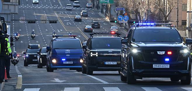 2월20일 윤석열이 탄 법무부 호송차가 서울 서초구 서울중앙지법으로 향하고 있다. ⓒ사진공동취재단