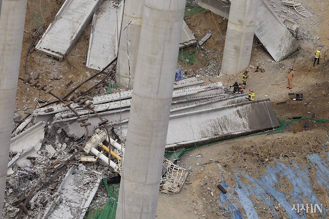 사고 현장에 콘크리트로 제작된 교량 상판이 널브러져 있다. ⓒ시사IN 이명익