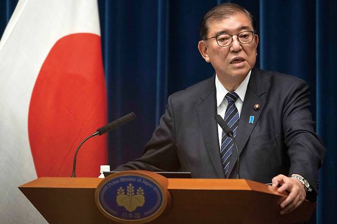 2024년 12월24일 도쿄 총리실에서 이시바 시게루 일본 총리가 기자회견을 열고 발언하고 있다. ⓒAP 연합