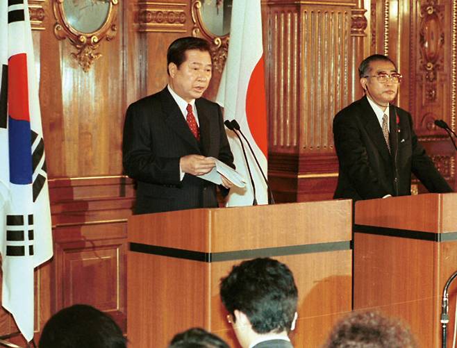 1998년 10월8일 김대중 대통령과 오부치 게이조 일본 총리가 도쿄에서 '21세기 새 시대를 위한 공동선언'에 서명한 뒤 공동기자회견을 하고 있다. ⓒ연합뉴스