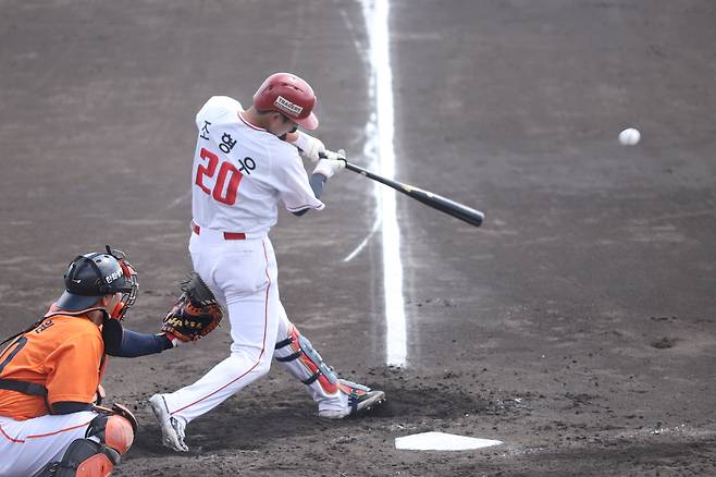 조형우가 지난달 27일 일본 오키나와에서 열린 한화와 연습경기에서 타격하고 있다. SSG 랜더스 제공