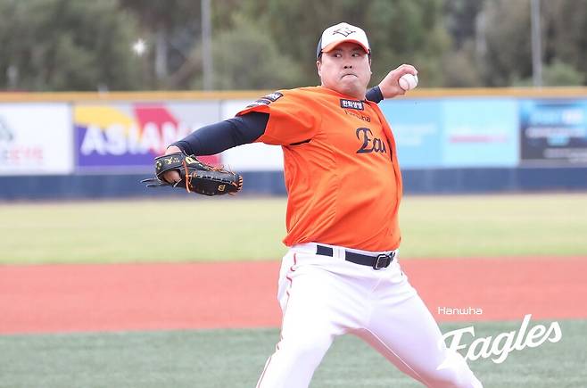 ▲ 2일 SSG와 연습경기에서 성적은 좋지 않았으나 패스트볼 위주로 몸 상태를 점검하며 정상적인 시즌 준비 과정을 밟고 있는 류현진. ⓒ한화이글스