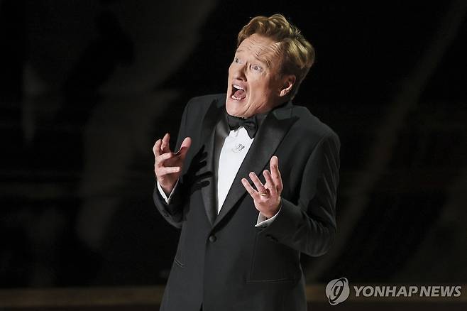 오스카 시상식 진행하는 코넌 오브라이언 [EPA=연합뉴스. 재판매 및 DB 금지]