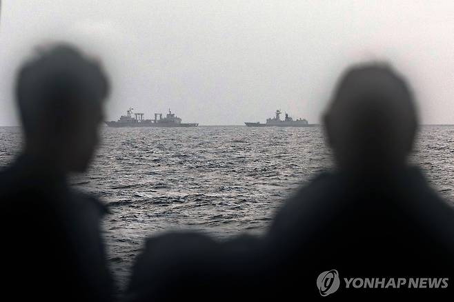 중국 군함들을 감시하는 호주 해군 지난달 13일(현지시간) 호주와 뉴질랜드 사이 태즈먼해에서 중국 해군의 종합보급함 웨이산후함(왼쪽)과 호위함 헝양함(오른쪽)을 감시하는 호주 해군 병사들. 2025.03.03
[AFP 연합뉴스 자료사진. 재판매 및 DB 금지]