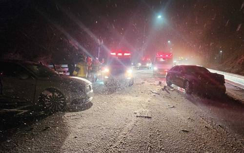 눈길 교통사고 현장 [강원특별자치도소방본부 제공. 재판매 및 DB 금지]