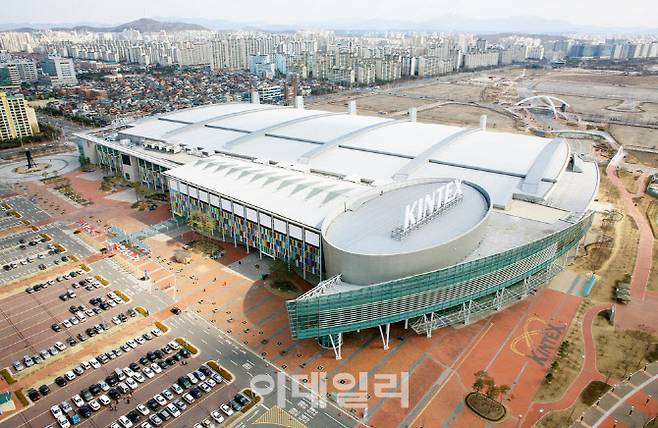 경기 고양 킨텍스가 3전시장 건립을 위해 이달 17일부터 1전시장 주차장(사진 왼쪽) 운영을 전면 중단한다. (사진=킨텍스)