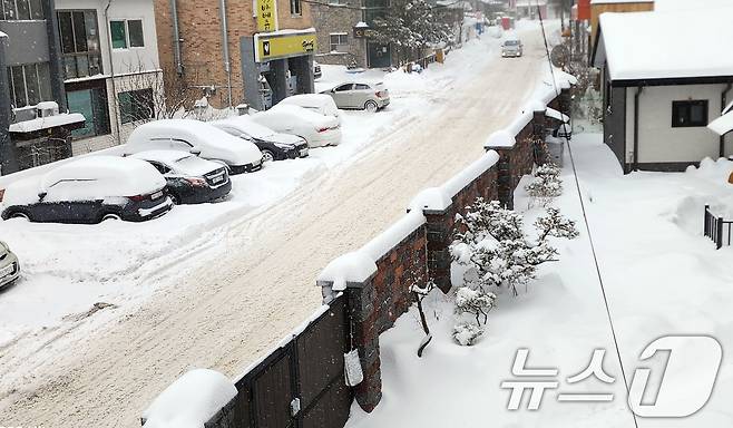 강원 산간을 중심으로 폭설이 내린 4일 오후 강원도 태백시 상장동에서 주차된 차량에 눈이 뒤덮혀 있다. (강호성 독자 제공) 2025.3.4/뉴스1 ⓒ News1 김명섭 기자