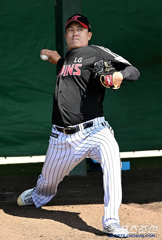 27일 일본 오키나와 킨 스타디움에서 열린 LG와 KIA의 연습경기, 경기 전 LG 김강률이 불펜피칭을 하고 있다. 오키나와(일본)=허상욱 기자 wook@sportschosun.com/2025.02.27/