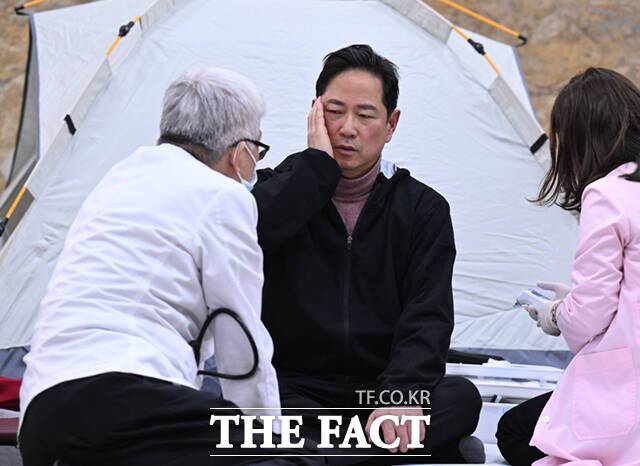 마은혁 헌법재판관 추가 임명에 반대하며 단식농성에 돌입한 박수영 국민의힘 의원이 4일 서울 여의도 국회 로텐더홀에 마련된 농성장에서 혈압 체크를 받으며 두통을 호소하고 있다. /국회=이새롬 기자