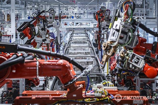 글로벌 주요 완성차 업계가 전동화 100% 전환 목표 달성에 비관적 의견을 내비쳤다(현대차)