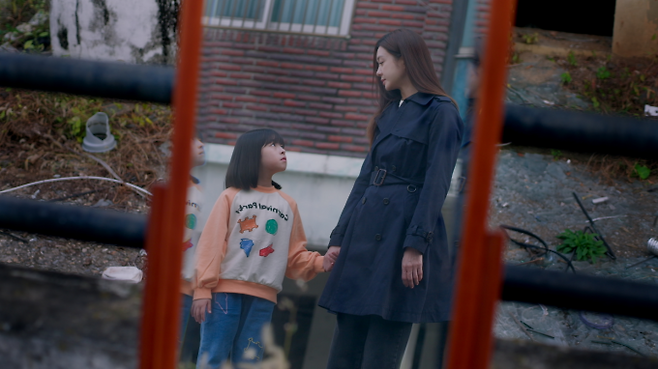 독특한 레트로 SF ‘귀신들’...이요원→오희준 스틸컷 대공개 (제공: 영화로운 형제)
