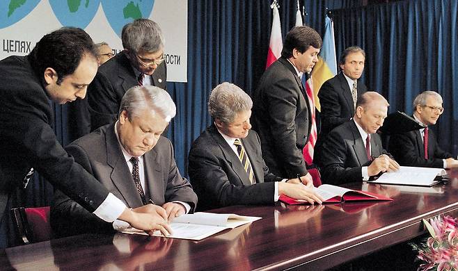 1994년 ‘우크라 핵 포기’ 담긴 부다페스트 양해각서 서명 - 1994년 12월 5일 헝가리 부다페스트에서 열린 유럽안보협력기구(OSCE) 회의에서 보리스 옐친(왼쪽부터) 러시아 대통령, 빌 클린턴 미국 대통령, 레오니트 쿠치마 우크라이나 대통령, 존 메이저 영국 총리가 안전 보장 각서에 서명하고 있다. /브루킹스연구소