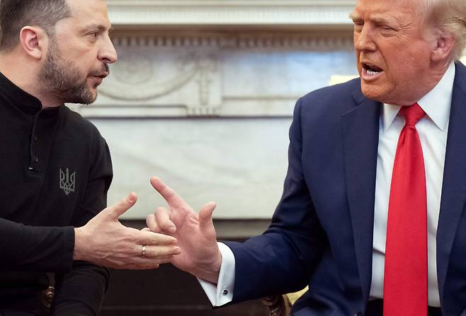 U.S. President Donald Trump and Ukrainian President Volodymyr Zelenskyy meet in the Oval Office at the White House in Washington on Feb. 28, 2025. The two leaders openly clashed during the meeting, where they were expected to sign an agreement on sharing Ukraine’s mineral resources and discuss a potential peace deal with Russia./AFP Yonhap News