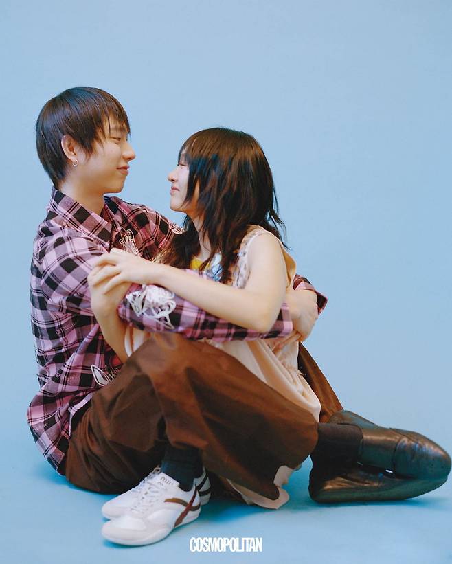 (김기범)셔츠 Off-White. 팬츠 Loewe. 로퍼 Prada. 귀고리, 양말 에디터 소장품. (한승민)시폰 드레스, 양말, 스니커즈 모두 Miu Miu.