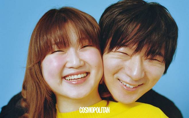 (최영봉)니트 톱 Versace. 팬츠 Off-White. 이너 니트 터틀넥 에디터 소장품. (안선지)니트 톱, 니트 스커트 모두 Sacai. 하트 백 Alaïa.