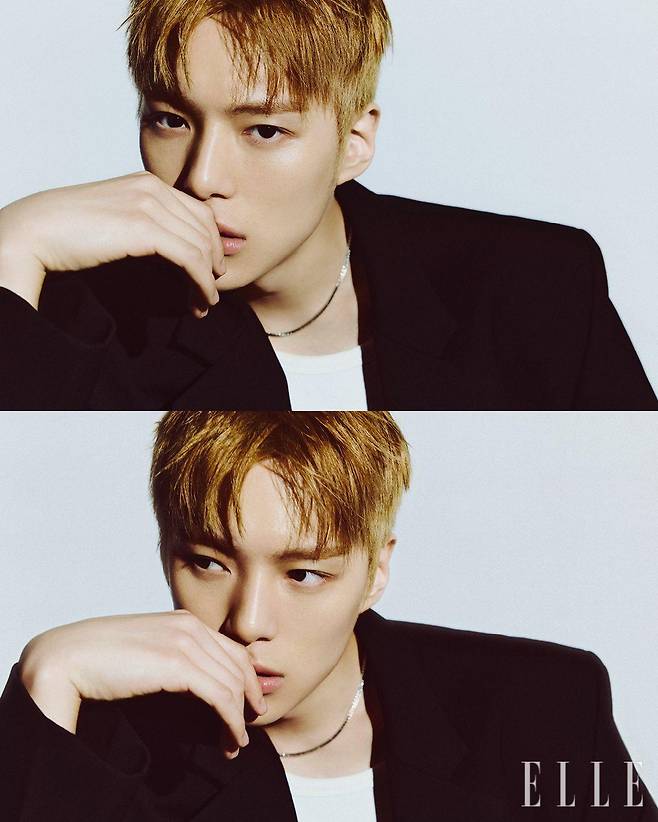 오버사이즈 재킷은 Recto. 슬리브리스와 네크리스는 모두 스타일리스트 소장품.