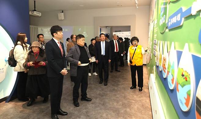 인천시와 인천환경공단은 4일 중구 신흥동 3가에 위치한 남항사업소 물홍보관을 리뉴얼 오픈했다. 인천환경공단 제공.