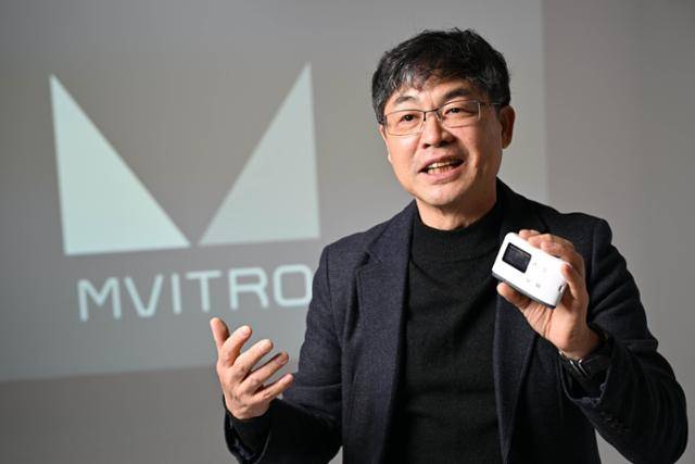 이영우 엠비트로 대표가 7년간 개발한 주삿바늘 없이 피를 뽑는 혈당 측정기 '오티브'를 들어 보이고 있다. 오티브는 레이저를 이용해 피부에 미세한 틈을 내서 피를 뽑기 때문에 고통이 없다. 박시몬 기자