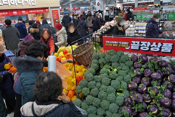 롯데마트 천호점에서 할인 식료품을 구매하는 고객들의 모습. [사진=롯데마트]