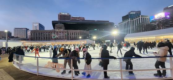 서울광장 스케이트장에서 시민들이 즐거운 시간을 보내는 모습. 지난 겨울 서울광장 스케이트장을 방문한 이는 17만명에 달한다. 사진 서울시