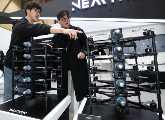 부산 해운대구 벡스코 제1전시장에서 열린 'DSK 2025(드론쇼코리아)'에서 관람객들이 니어스랩 부스에서 군집 자율비행 공격 드론 'XAiDEN'과 고속 요격 AI 드론 'KAiDEN'을 살펴보고 있다. 뉴스1