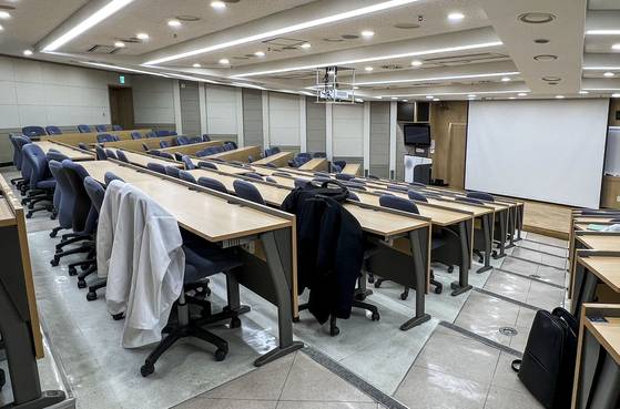 4일 서울의 한 의과대학 강의실에 의사가운만 걸린 채 텅 비어있다. 뉴시스