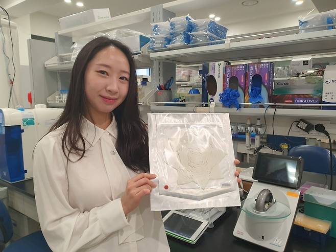 배현지 대리가 메가덤 스타(유방 재건 시 실리콘 보형물을 감싸는 인체조직)를 들어보이고 있다. 윤현주 기자