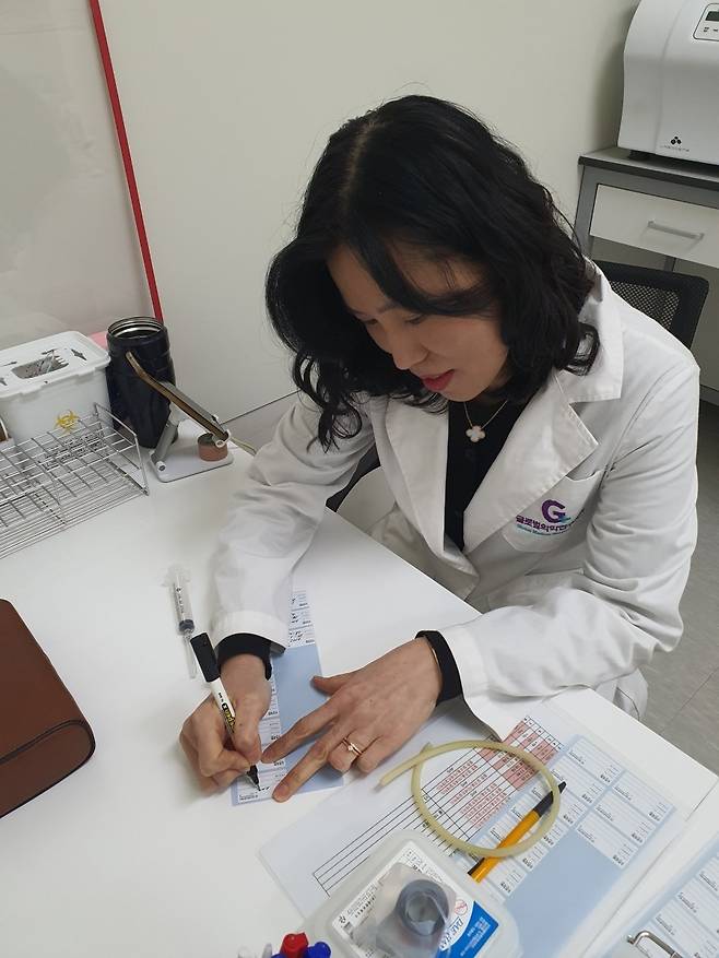 이은경 간호사가 대상자 채혈 라벨링을 하고 있다. 윤현주 기자