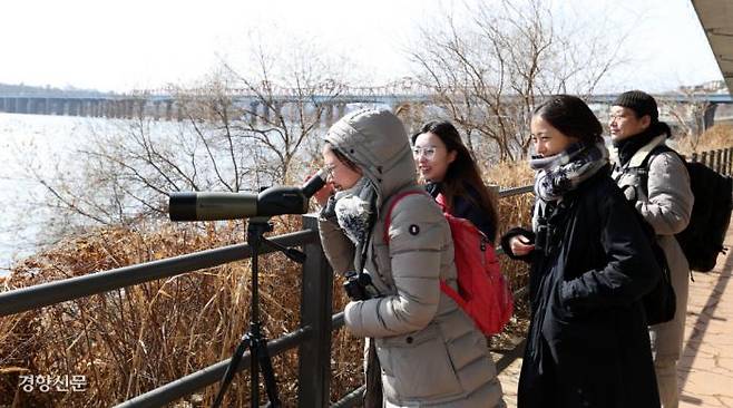 Activists from the animal rights group Animal Church observe winter birds as part of a vigil at Jungnangcheon Stream in Seoul on March 3, the UN’s World Wildlife Day. A vigil is an activity that witnesses, records, and shares violence against animals. Reporter Seo Seong-il