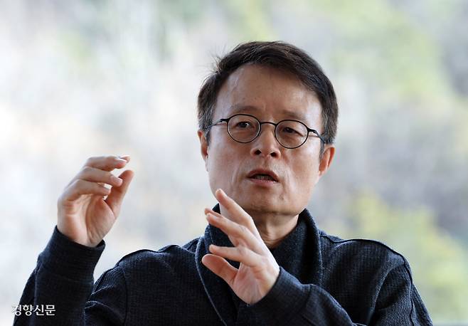 문병로 서울대 컴퓨터공학부 교수가 지난달 28일 서울 관악구 서울대 컴퓨터연구소 민상렬홀에서 경향신문과 인터뷰하며 AI 혁명의 현재와 미래에 대해 이야기하고 있다. 그는 “전기가 없던 세상과 전기를 베이스로 하는 세상의 차이처럼 AI는 향후 일상과 산업에 어마어마한 변화를 가져올 것”이라고 말했다.  서성일 선임기자