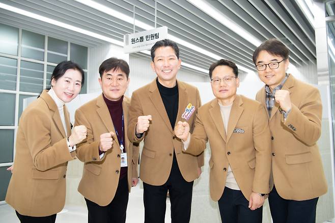 김장호 구미시장과 원스톱민원팀 베테랑 팀장들이 파이팅을 외치며 기념촬영을 하고 있다. 구미시청 제공