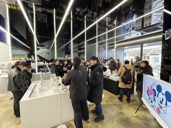 개소 100일을 맞아 붐비는 부산 브랜드숍. 매장 안에서는 방문객들이 제품을 살펴보며 직접 구매하는 모습이 눈에 띈다.