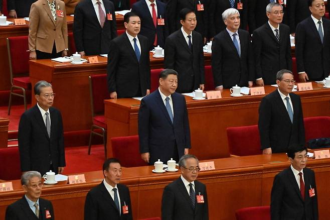4일 중국 베이징 인민대회당에서 열린 전국인민정치협상회의 개막식에 시진핑 중국 국가주석(가운데)과 리창 국무원 총리(오른쪽), ‘서열 3위’ 자오러지 전국인민대표대회 상무위원장이 참석했다. [AFP = 연합뉴스]