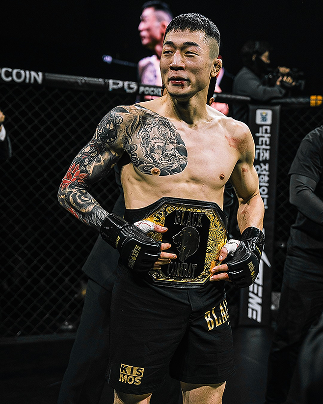 김재웅이 2024년 12월 서울특별시 고려대학교 화정체육관에서 제3대 블랙컴뱃 밴텀급 챔피언 등극 기념 촬영을 하고 있다. 사진=이데아 파라곤