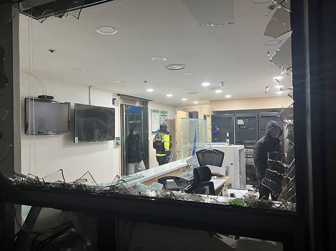 지난 1월19일 새벽 윤석열 대통령에 대한 구속영장이 발부되자 서울 서부지법에 지지자들이 진입해 난동을 부리자 경찰이 진압에 나서고 있다./사진=뉴스1