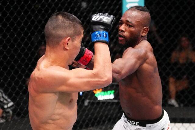 캅(오른쪽)이 알마바예프의 안면에 펀치를 적중하고 있다. /UFC 제공