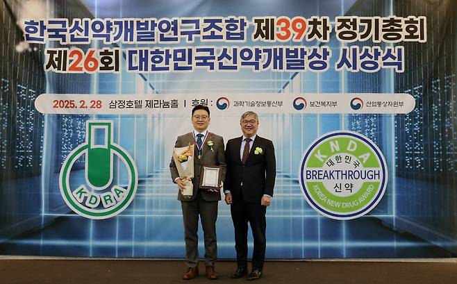 비보존제약의 ‘어나프라주’가 지난 28일 열린 제26회 대한민국신약개발상에서 신약개발부문 대상을 수상했다. [비보존제약 제공]