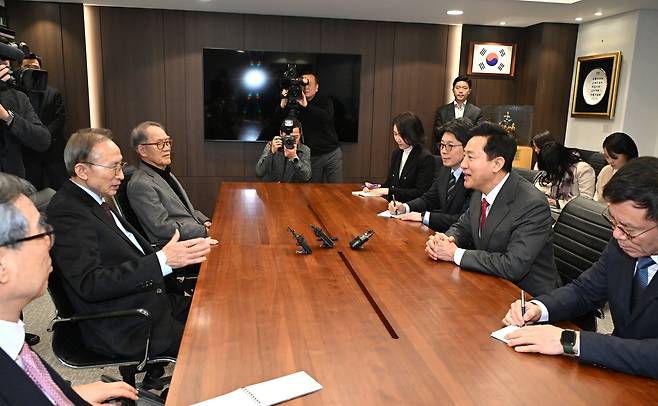 오세훈 서울시장이 4일 오후 이명박 전 대통령을 예방했다. [서울시 제공]