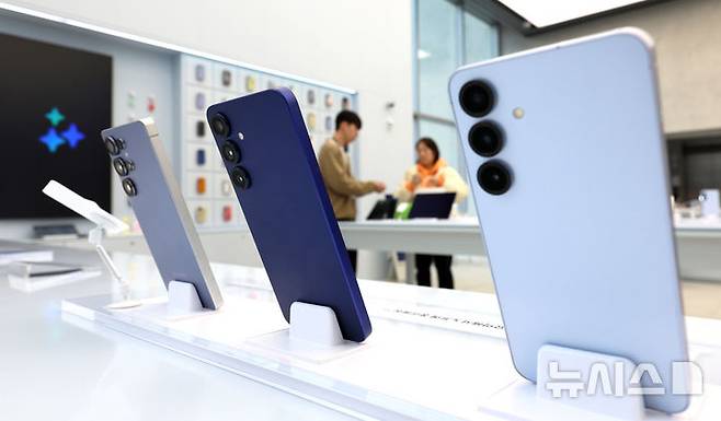 [서울=뉴시스] 김금보 기자 = 28일 서울 서초구 삼성스토어 강남점 갤럭시 스튜디오에서 방문객들이 갤럭시 S25 시리즈를 살펴보고 있다.삼성전자 '갤럭시 S25' 시리즈가 역대 갤럭시 시리즈중 가장 빠르게 국내 100만대 판매 신기록을 달성했다. 2025.02.28. kgb@newsis.com